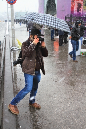 ISTANBUL - JANUARY 31: First snow of the season on January 31, 2012 in Istanbul. A giant snowstorm froze daily life as well as the streets all around the city of Istanbul. Photographer in the snow rain のeditorial素材