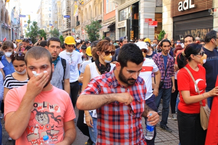 ISTANBUL - JUN 1: Violence sparked by plans to build on the Gezi Park have broadened into nationwide anti government unrest on June 1, 2013 in Istanbul, Turkey. Istiklal Streetのeditorial素材