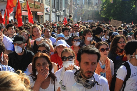 ISTANBUL - JUN 1: Violence sparked by plans to build on the Gezi Park have broadened into nationwide anti government unrest on June 1, 2013 in Istanbul, Turkey. Istiklal Streetのeditorial素材