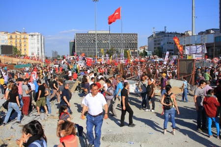 ISTANBUL - JUN 1: Violence sparked by plans to build on the Gezi Park have broadened into nationwide anti government unrest on June 1, 2013 in Istanbul, Turkey. Taksim Squareのeditorial素材