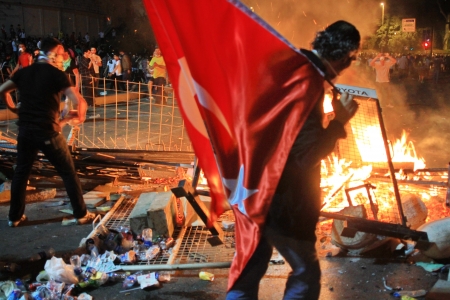 ISTANBUL - JUN 1: Violence sparked by plans to build on the Gezi Park have broadened into nationwide anti government unrest on June 1, 2013 in Istanbul, Turkey. Dolmabahce roadのeditorial素材