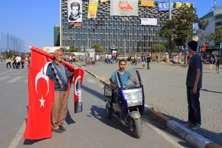 ISTANBUL - JUN 3: A festival atmosphere prevailed Monday in Taksim Square on June 3, 2013 in Istanbul, Turkey. Protests set off by a police crackdown of an activity against removing park trees.のeditorial素材