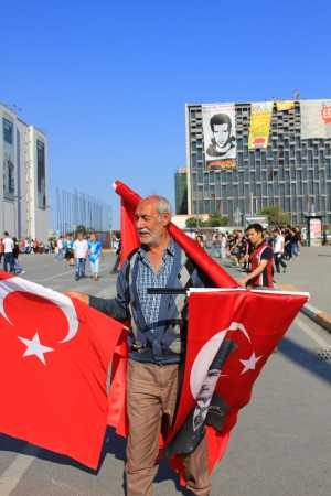 ISTANBUL - JUN 3: A festival atmosphere prevailed Monday in Taksim Square on June 3, 2013 in Istanbul, Turkey. Protests set off by a police crackdown of an activity against removing park trees.のeditorial素材