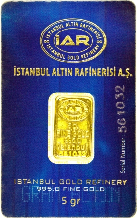 ISTANBUL - JANUARY 01, 2014  Photo of Istanbul Gold Refinery Inc  5g gold bar in blister pack   IAR, istanbul ALTIN rafinerisi is one of the top refineries in the list of London Bullion Market Associationのeditorial素材