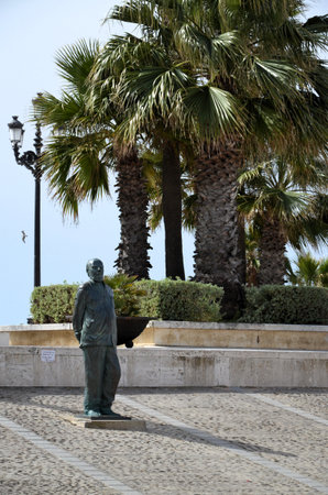 Statue of writer Fernando Quinones 1930-1998, La Caleta, Cadizの写真素材