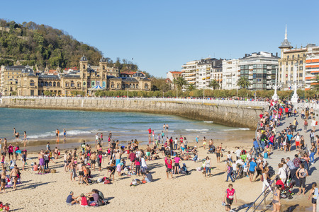San Sebastian, Donostia, Gipuzkoa, Basque Country, Spain-November 08, 2015: People on the beach in San Sebastian.のeditorial素材