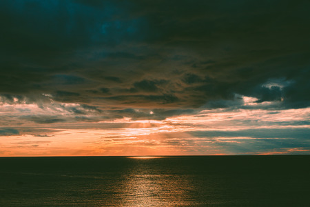 Beautiful Scenic Seascape Sea Ocean Water Evening Sunset Nature Conceptの写真素材