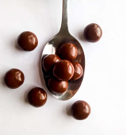 Chocolate that is more than one grain, is being placed on a spoon and is suitable to eat when snacking with familyの写真素材