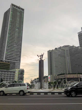 Central Jakarta, Indonesia - March 12th, 2021 : A welcome monument in the middle of the Indonesian hotel roundabout, this monument is a statue of a human couple holding flowers and waving.のeditorial素材