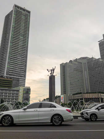 Central Jakarta, Indonesia - March 12th, 2021 : A welcome monument in the middle of the Indonesian hotel roundabout, this monument is a statue of a human couple holding flowers and waving.のeditorial素材