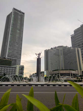 Central Jakarta, Indonesia - March 12th, 2021 : A welcome monument in the middle of the Indonesian hotel roundabout, this monument is a statue of a human couple holding flowers and waving.のeditorial素材
