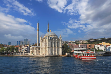 BÃ¼yÃ¼k Mecidiye Mosque, or OrtakÃ¶y Mosque, as it is popularly known, is a Neo Baroque style mosque located on the beach in the OrtakÃ¶y district of BeÅiktaÅ district on the Bosphorusのeditorial素材