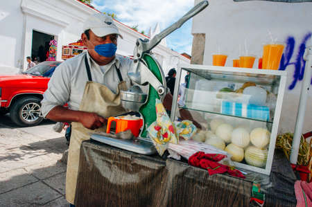 Local street life in the small town. seller of orange juice in mexico, chapas - dec, 2019.のeditorial素材