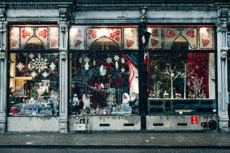 Quebec City, Quebec, Canada - dec, 2019 christmas shop window.のeditorial素材