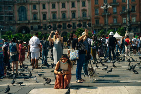 MILAN - NOV, 2021: Tourists visit Piazza Duomo in Milan, Italyのeditorial素材