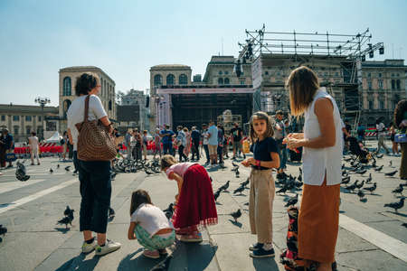 MILAN - NOV, 2021: Tourists visit Piazza Duomo in Milan, Italyのeditorial素材