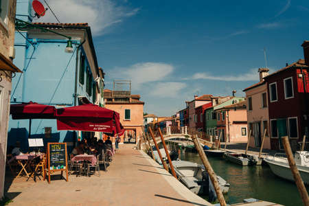 BURANO, ITALY - nov, 2021 Burano island with beautiful multi colored houses and a group of tourist visiting the village. High quality photoのeditorial素材