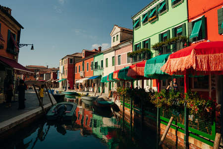 BURANO, ITALY - nov, 2021 Burano island with beautiful multi colored houses and a group of tourist visiting the village. High quality photoのeditorial素材