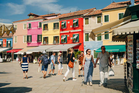 BURANO, ITALY - nov, 2021 Burano island with beautiful multi colored houses and a group of tourist visiting the village. High quality photoのeditorial素材