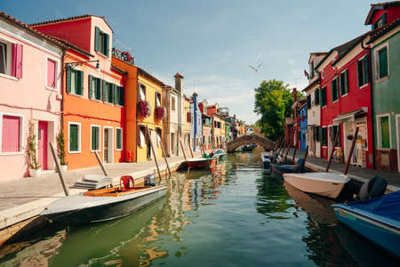 BURANO, ITALY - nov, 2021 Burano island with beautiful multi colored houses and a group of tourist visiting the village. High quality photoのeditorial素材