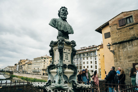 Florence, Italy - Sep 2022. Monument to Benvenuto Cellini located at the Ponte Vecchio bridge over the Arno in Florence. high quality photoのeditorial素材