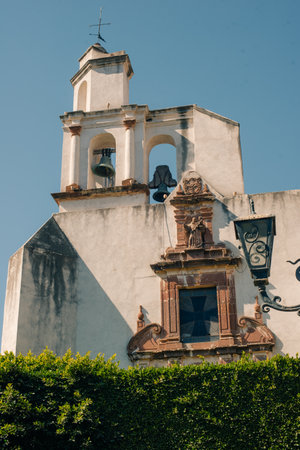 A beautiful tree in the middle of a Mexican Town named San Miguel Allende, Mexico - 2 Sep 2024.の写真素材