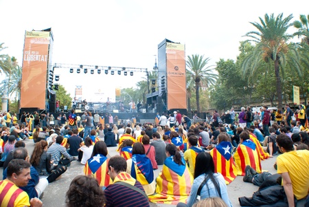 BARCELONA, SPAIN  SEPTEMBER 11ST  Unidentified Catalonian citizens show they support to the Catalunya Independence on 11 September 2013 during the  Diada  celebrations in Barcelona のeditorial素材