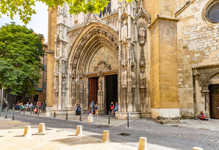 09.07.19 Aix-En-Provence, France: Street with tables of cafe in quarter Provence. Cozy cityscape of centre of south France. Architecture and landmarks of Aix.のeditorial素材