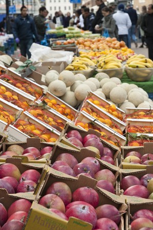 LONDON - OCTOBER 17: Fruit stall in Bricklane market, which takes place every Sunday. October 17, 2010 in London, England.のeditorial素材