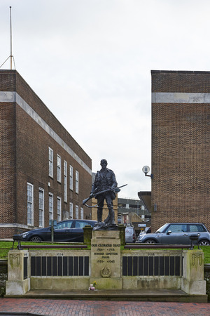 TUNBRIDGE WELLS, UK - JANUARY 26: Front shot of bronze War memorial depicting soldier holding rifle. January 26, 2016 in Tunbridge Wells.のeditorial素材