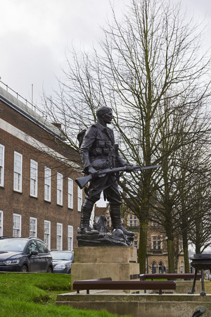 TUNBRIDGE WELLS, UK - JANUARY 26: Side shot of bronze War memorial depicting soldier holding rifle. January 26, 2016 in Tunbridge Wells.のeditorial素材