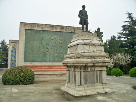 Statue of Sun Yat Sen in a parkのeditorial素材