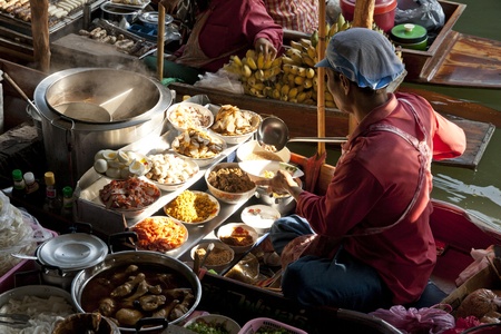 RATCHABURI, THAILAND - December 11: A merchant prepares hot noodle ready to be served on the boat at floating market, Ratchaburi. This is the most traditional and famous floating market in thailand.のeditorial素材