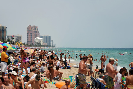 Fort lauderdale, Florida - May 5, 2007: Crowds gather on Fort Lauderdale beach for the annual Air and Sea Show. 2007 was the last year in the event's history.のeditorial素材