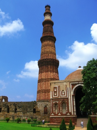 New Delhi: Qutub (Qutb) Minar, the tallest free-standing stone tower in the world, and the tallest minaret in India, constructed with red sandstone and marble in 1199 AD. Unesco World Heritage. Indiaの写真素材