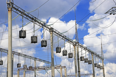 Trap-lining  high-frequency stopper  on the high-voltage transmission line