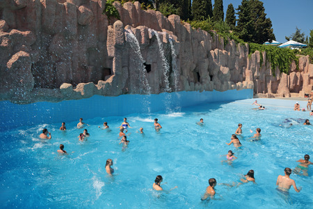 ALUSHTA, REPUBLIC OF CRIMEA, RUSSIA - AUG 14, 2014: The city water Park outdoors during the peak tourist seasonのeditorial素材