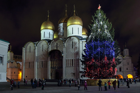 MOSCOW, RUSSIA - DEC 27, 2014: People on the Cathedral Square of the Moscow Kremlin on the main Christmas spruce of Russiaのeditorial素材