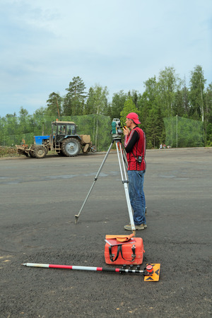 KUBINKA, MOSCOW OBLAST, RUSSIA - JUN 15, 2015: The construction of military-Patriotic Park "Patriot" for the International military-technical forum ARMY-2015. 	The surveyor makes topographic surveyingのeditorial素材