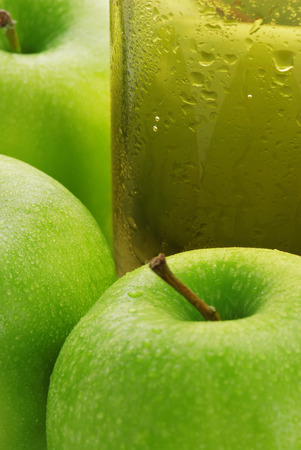 Glass of juice on a background of ripe green apples
の写真素材