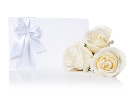 Bouquet of white roses with the invitation to a white background
の写真素材