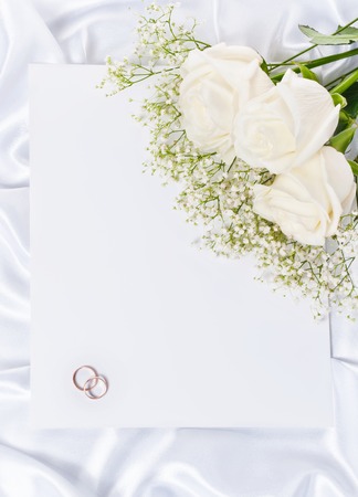 Bouquet of white roses with the invitation to a white background
の写真素材