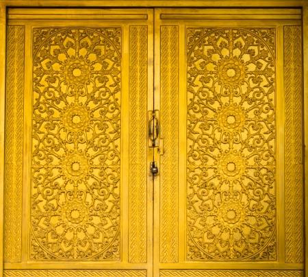 Thai art on the door in  Bung templeの写真素材