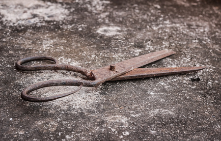 old rust scissors on grunge backgroundの写真素材