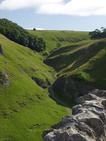 A deep valley gorge, Castleton, Peak District, Derbyshire, Englandの写真素材