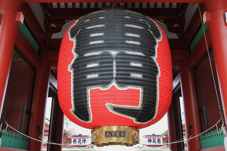 Tokyo, Japan - April 12, 2015: Thunder Gate, the entrance of Senso-ji, Tokyo's oldest temple, is dominated by a massive paper lantern painted in vivid red and black tones to suggest thunderclouds and lightning.のeditorial素材