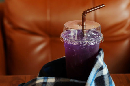 Butterfly pea and lemon juice on blue background and space for write wordingの写真素材