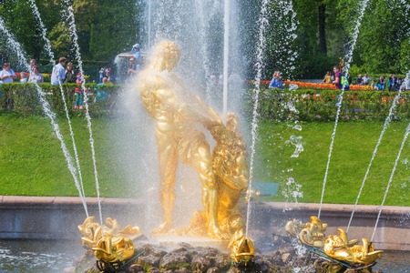 SAINT PETERSBURG, RUSSIA - MAY 29, 2015: Samson Fountain, Grand Cascade, Peterhofのeditorial素材