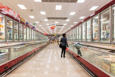ITALY, MILAN- MAY 11, 2016: Consumers in Lidl store. Lidl is a global discount supermarket chainのeditorial素材