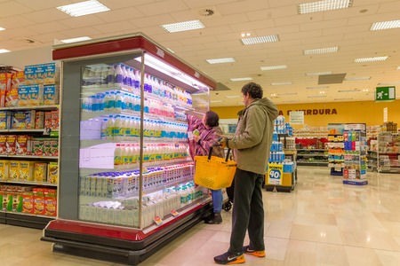 ITALY, MILAN- MAY 11, 2016: Consumers in Lidl store. Lidl is a global discount supermarket chainのeditorial素材